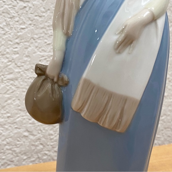 Vintage REX Valencia Hummelwerk Blue/White Porcelain Lady Pouch & Shawl Figurine - Picture 6 of 12